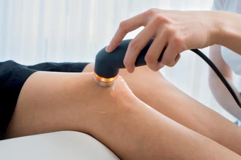 فیزیوتراپیست چگونه از دستگاه الکتروتراپی در فیزیوتراپی استفاده میکند؟